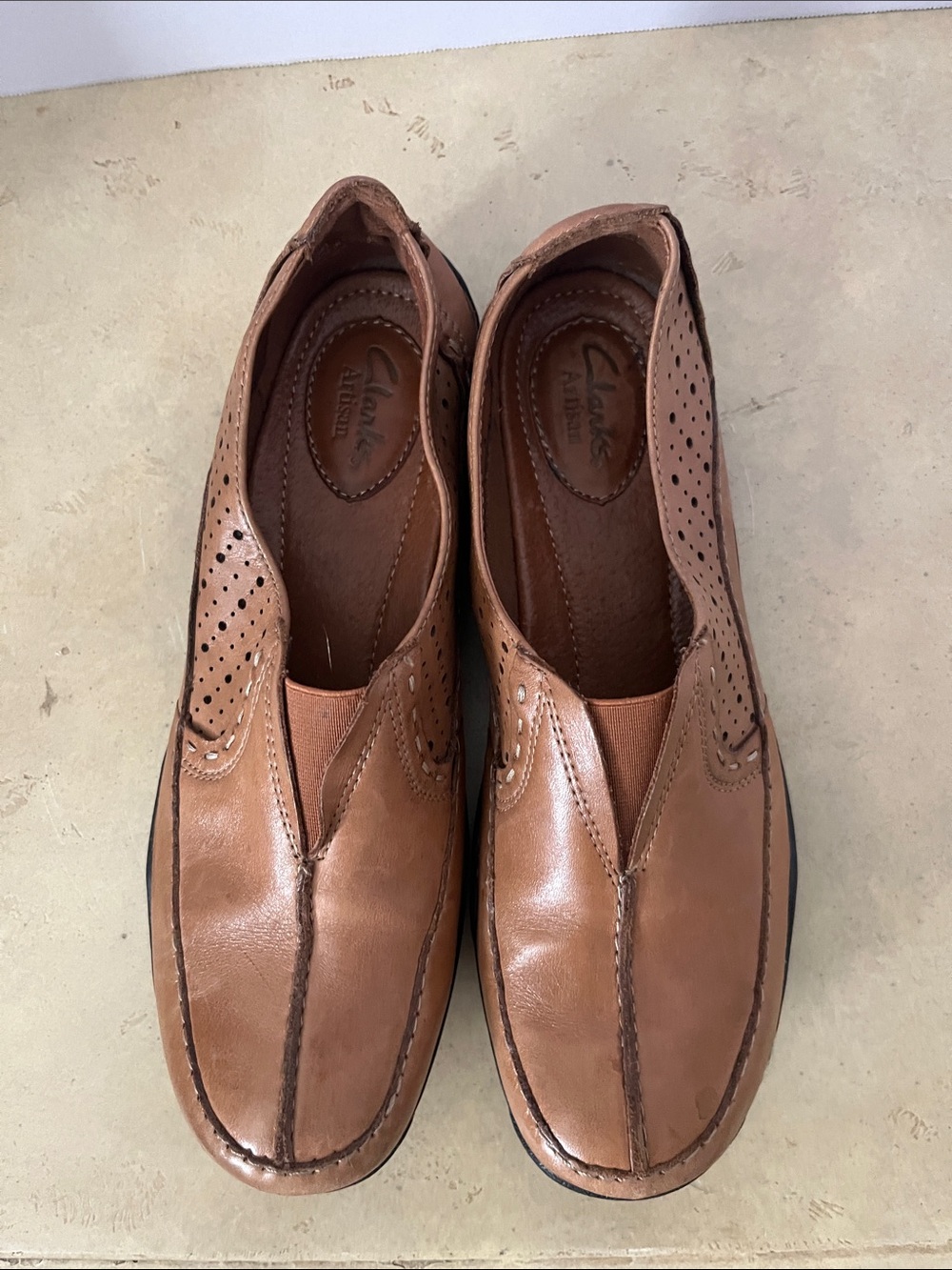Clarks women’s Tan Leather Slip-On Loafers